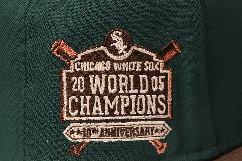 NEW ERA CHICAGO WHITE SOX 59FIFTY FITTED CAP (2005 WORLD CHAMPIONS SIDE PATCH/GREY UNDER VISOR/DARK GREEN WALNUT)
