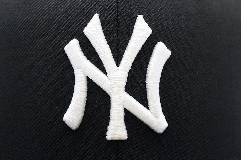 NEW ERA NEW YORK YANKEES 59FIFTY FITTED CAP (1999 WORLD SERIES CUSTOM SIDE PATCH/BLUE UNDER VISOR/BLACK)