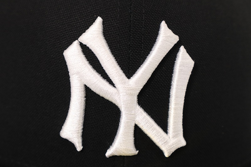 NEW ERA NEW YORK YANKEES 59FIFTY FITTED CAP (1943 WORLD SERIES SIDE PATCH/SCARLET UNDER VISOR/COOPERSTOWN CANVAS BLACK) 70874676