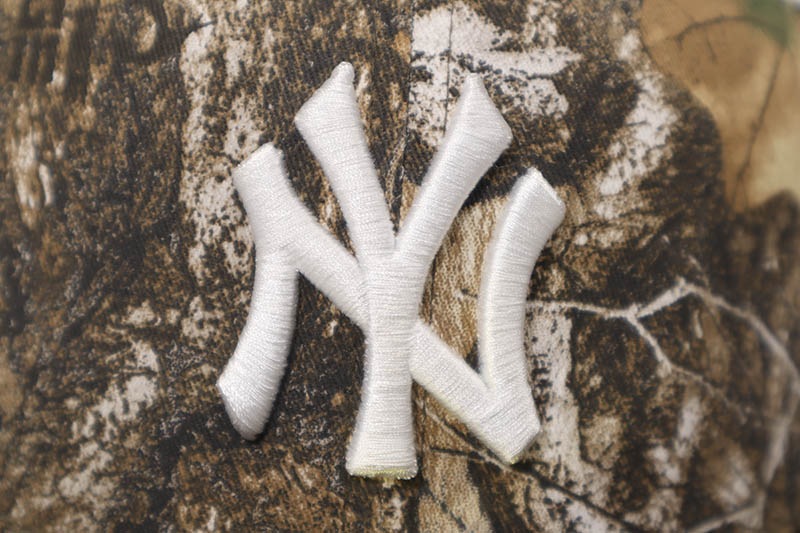 NEW ERA NEW YORK YANKEES 59FIFTY FITTED CAP (1999 WORLD SERIES SIDE PATCH/GREY UNDER VISOR/REALTREE CAMO BURNT WOOD) 14490420