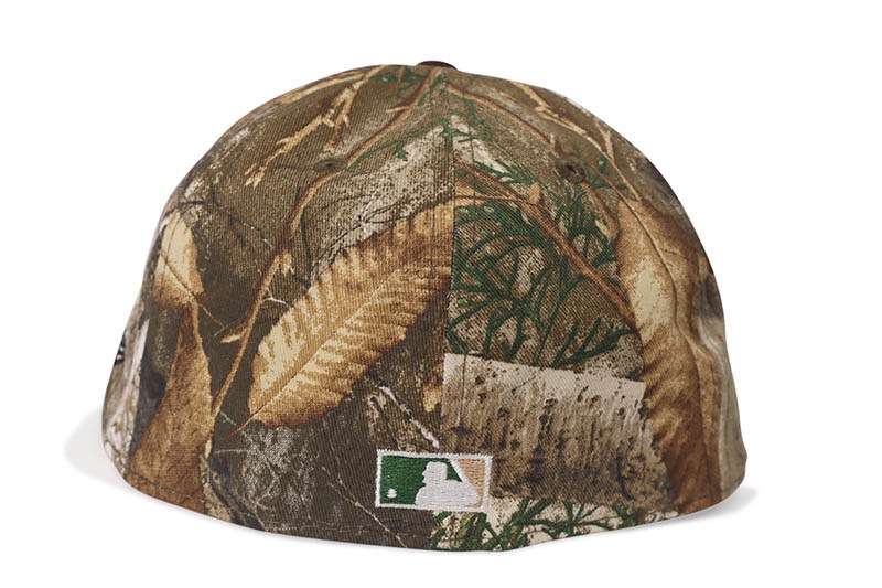NEW ERA NEW YORK YANKEES 59FIFTY FITTED CAP (1999 WORLD SERIES SIDE PATCH/GREY UNDER VISOR/REALTREE CAMO BURNT WOOD) 14490420
