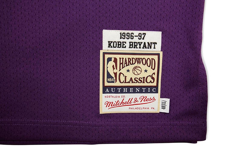 MITCHELL & NESS AUTHENTIC JERSEY (LOS ANGELES LAKERS/ROAD/1996-97/KOBE BRYANT)