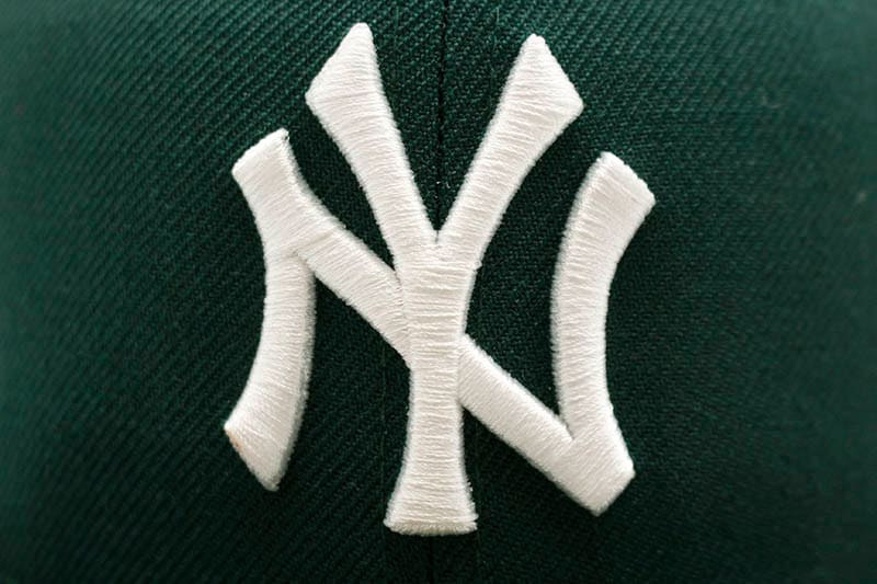 NEW ERA NEW YORK YANKEES 59FIFTY FITTED CAP (1999 WORLD SERIES SIDE PATCH/PINK UNDER VISOR/DARK GREEN)