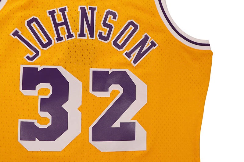 MITCHELL & NESS SWINGMAN JERSEY (LOS ANGELES LAKERS/HOME/MAGIC JOHNSON/#32/1984-85:LIGHT GOLD) SMJYGS18175-LALLTGD84EJH