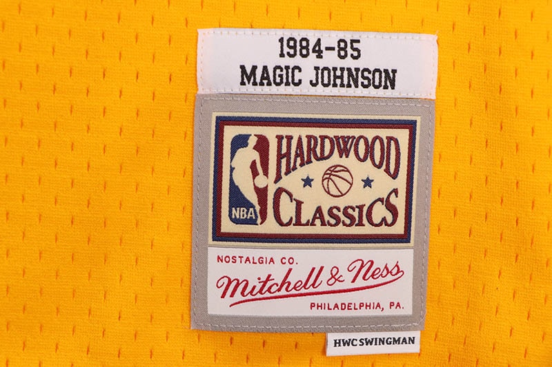 MITCHELL & NESS SWINGMAN JERSEY (LOS ANGELES LAKERS/HOME/MAGIC JOHNSON/#32/1984-85:LIGHT GOLD) SMJYGS18175-LALLTGD84EJH