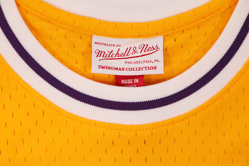 MITCHELL & NESS SWINGMAN JERSEY (LOS ANGELES LAKERS/HOME/MAGIC JOHNSON/#32/1984-85:LIGHT GOLD) SMJYGS18175-LALLTGD84EJH