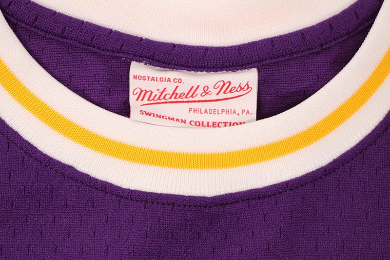 MITCHELL & NESS SWINGMAN JERSEY (LOS ANGELES LAKERS/ROAD/1984-85/MAGIC JOHNSON) AMJYGS18176-LALPURP84EJH