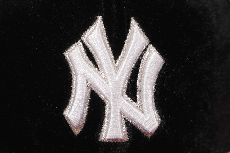 NEW ERA NEW YORK YANKEES 9FIFTY VELVET SNAPBACK CAP (1999 WORLD SERIES SIDE PATCH/GREY UNDER VISOR/BLACK MAROON)