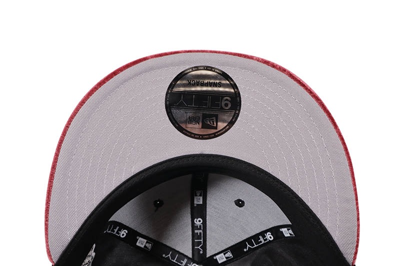 NEW ERA NEW YORK YANKEES 9FIFTY VELVET SNAPBACK CAP (1999 WORLD SERIES SIDE PATCH/GREY UNDER VISOR/BLACK MAROON)