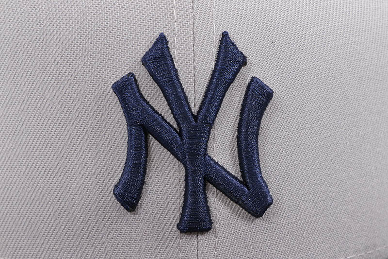 NEW ERA NEW YORK YANKEES 59FIFTY FITTED CAP (2009 WORLD SERIES CUSTOM SIDE PATCH/GREY UNDER VISOR/GREY NAVY)