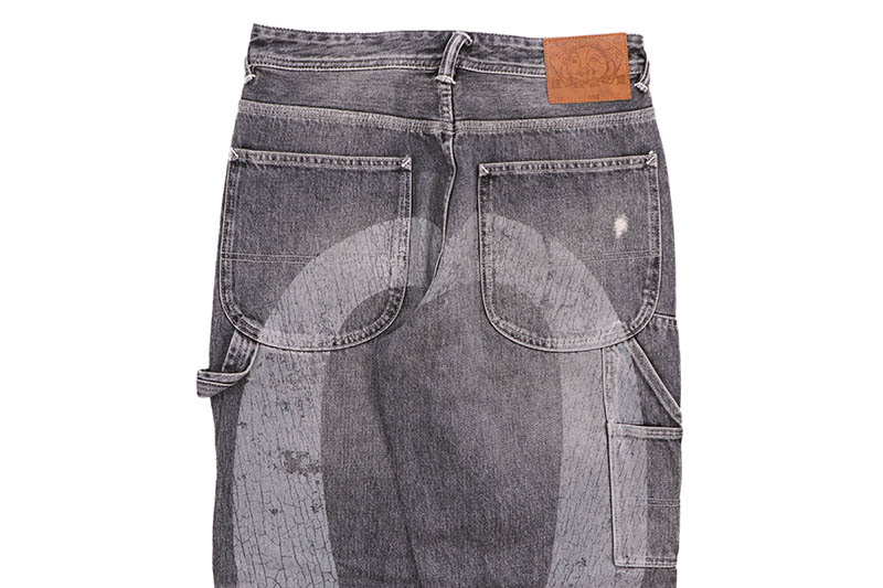 EVISU WASHED AND DISTRESSED DAICOCK PRINT RELAX FIT JEANS (2EAEJM5JE6109RXDN:GREY)