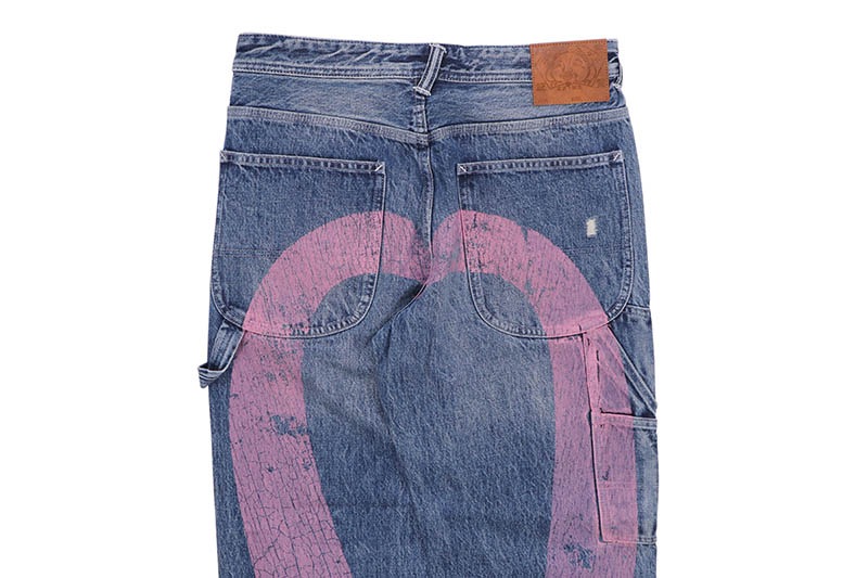 EVISU WASHED AND DISTRESSED DAICOCK PRINT RELAX FIT JEANS (2EAEJM5JE6109RXDN:INDIGO)