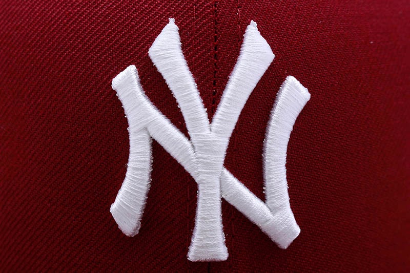 NEW ERA NEW YORK YANKEES 59FIFTY FITTED CAP (1999 WORLD SERIES SIDE PATCH/GREY UNDER VISOR/BURGUNDY)
