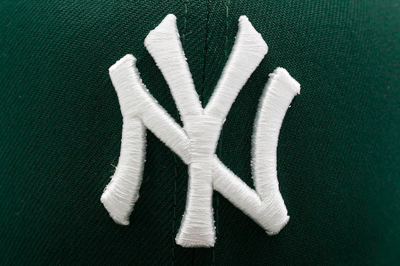 NEW ERA NEW YORK YANKEES 59FIFTY FITTED CAP (2000 SUBWAY SERIES SIDE PATCH/PINK UNDER VISOR/DARK GREEN)