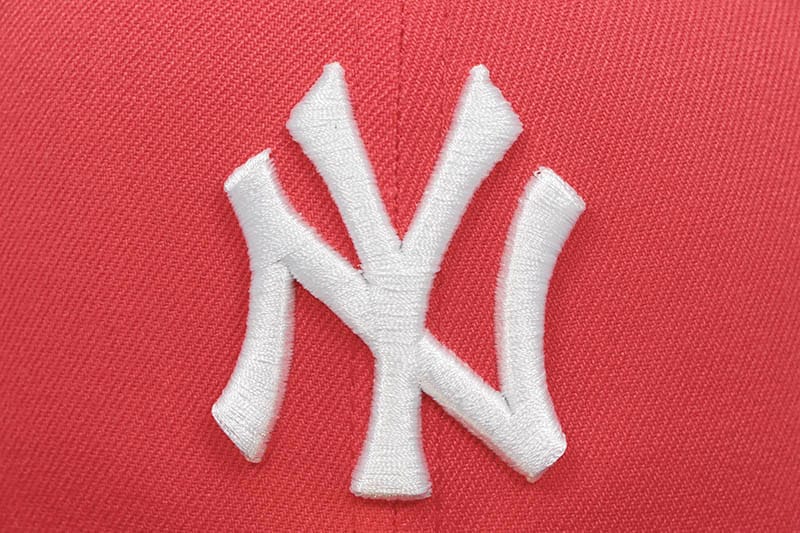 NEW ERA NEW YORK YANKEES 59FIFTY FITTED CAP (1999 WORLD SERIES CUSTOM SIDE PATCH/GREY UNDER VISOR/LAVA RED SPARKLING GRAPE)