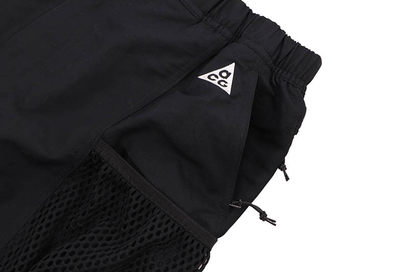 NIKE ACG LOOSE FIT ABOVE KNEE LENGTH NYLON CARGO SHORTS (DV9405