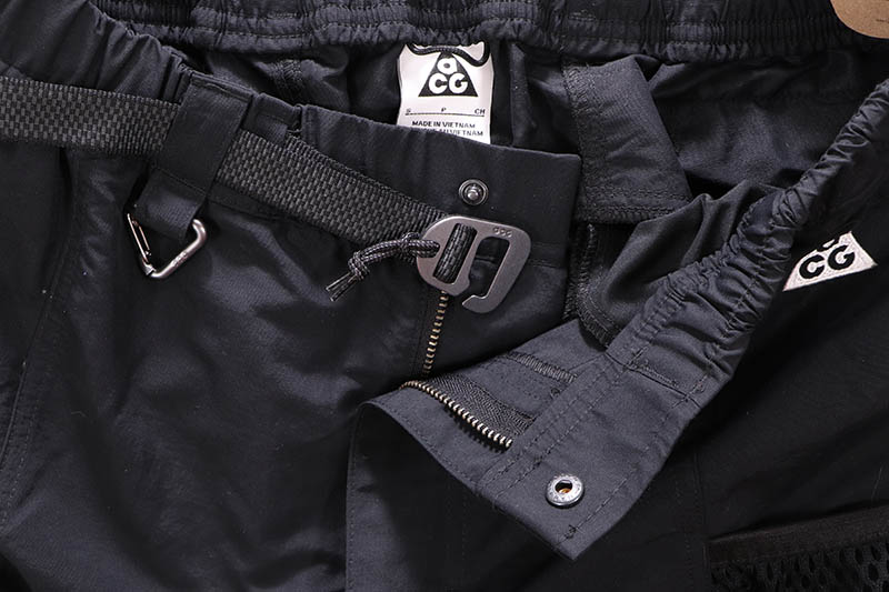 NIKE ACG LOOSE FIT ABOVE KNEE LENGTH NYLON CARGO SHORTS (DV9405