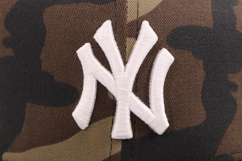 NEW ERA NEW YORK YANKEES 9FIFTY SNAPBACK CAP (GREY UNDER VISOR/WOODLAND CAMO)