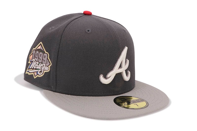 NEW ERA ATLANTA BRAVES 59FIFTY FITTED CAP (1999 WORLD SERIES SIDE PATCH/GREY UNDER VISOR/GRAPHITE DARK GREY)
