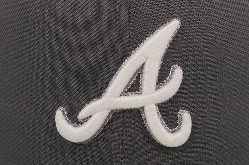 NEW ERA ATLANTA BRAVES 59FIFTY FITTED CAP (1999 WORLD SERIES SIDE PATCH/GREY UNDER VISOR/GRAPHITE DARK GREY)