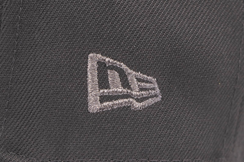 NEW ERA ATLANTA BRAVES 59FIFTY FITTED CAP (1999 WORLD SERIES SIDE PATCH/GREY UNDER VISOR/GRAPHITE DARK GREY)