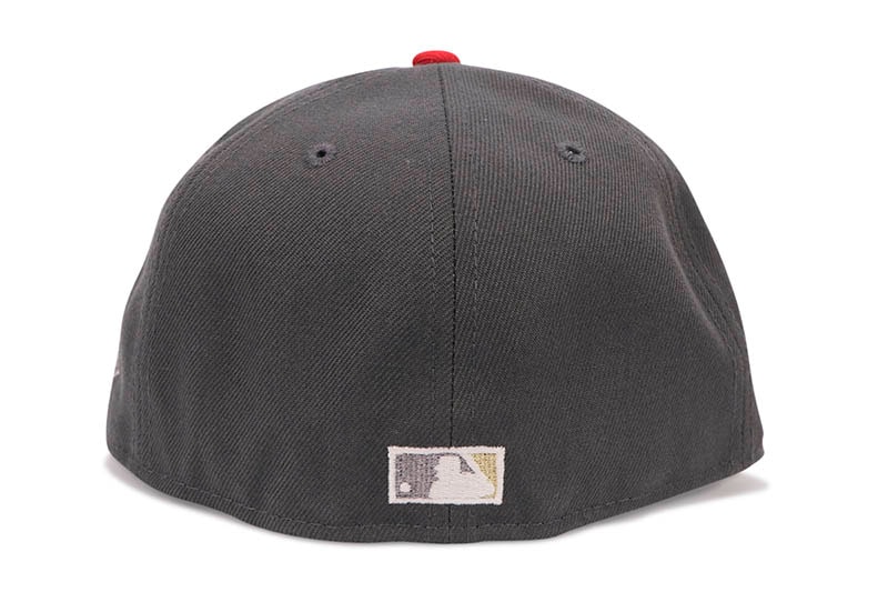 NEW ERA ATLANTA BRAVES 59FIFTY FITTED CAP (1999 WORLD SERIES SIDE PATCH/GREY UNDER VISOR/GRAPHITE DARK GREY)
