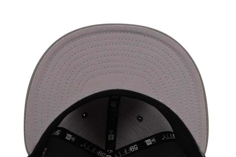 NEW ERA ATLANTA BRAVES 59FIFTY FITTED CAP (1999 WORLD SERIES SIDE PATCH/GREY UNDER VISOR/GRAPHITE DARK GREY)