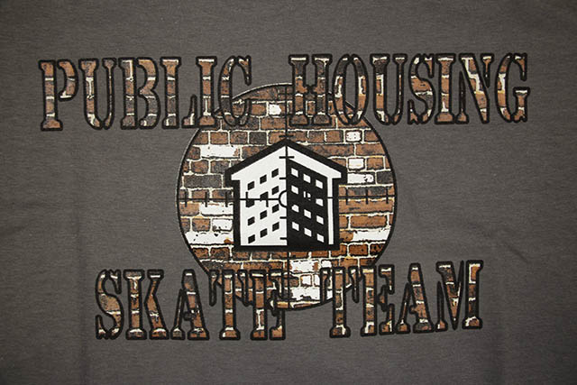 PUBLIC HOUSING SKATE TEAM BRICK LOGO T-SHIRT (CHARCOAL)