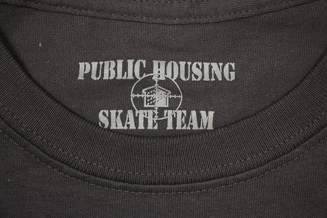 PUBLIC HOUSING SKATE TEAM BRICK LOGO T-SHIRT (CHARCOAL)