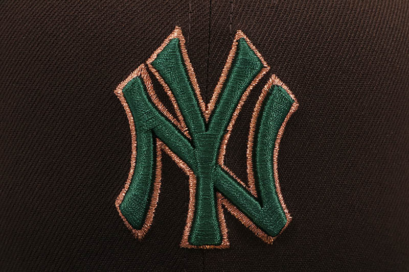 NEW ERA NEW YORK YANKEES 59FIFTY FITTED CAP (1999 WORLD SERIES SIDE PATCH/GREY UNDER VISOR/WALNUT DARK GREEN)