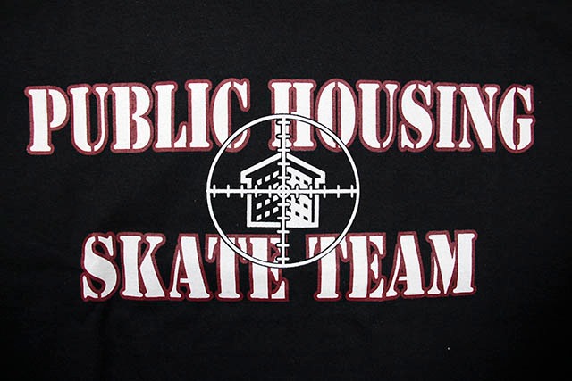 PUBLIC HOUSING SKATE TEAM LOGO T-SHIRT (BLACK)