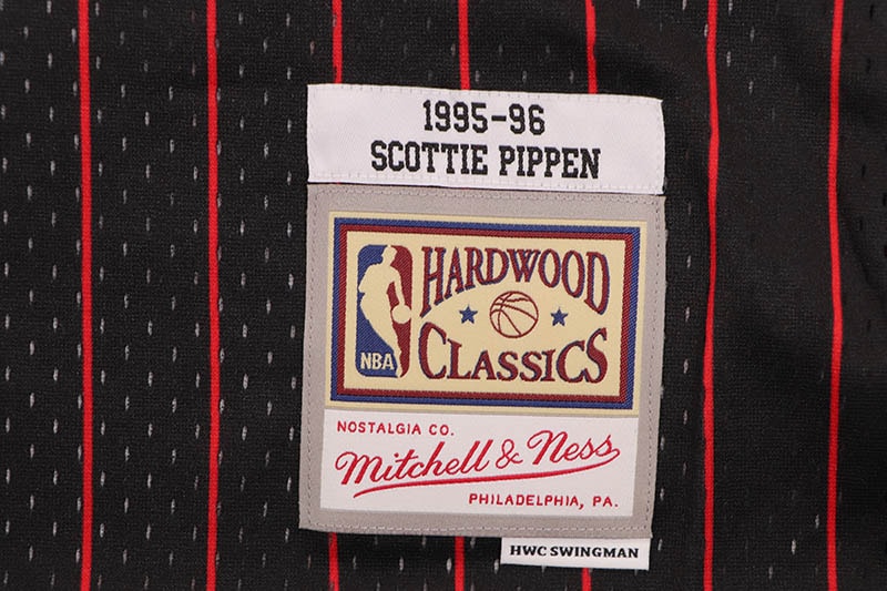 MITCHELL & NESS SWINGMAN JERSEY (CHICAGO BULLS/ALTERNATE/SCOTTIE PIPPEN/1995-96)  SMJYGS18149-CBUBLCK95SPI