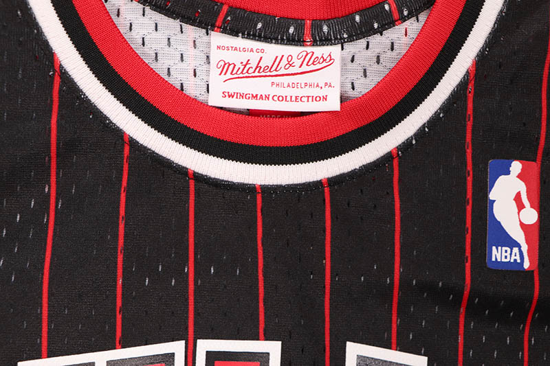 MITCHELL & NESS SWINGMAN JERSEY (CHICAGO BULLS/ALTERNATE/SCOTTIE PIPPEN/1995-96)  SMJYGS18149-CBUBLCK95SPI