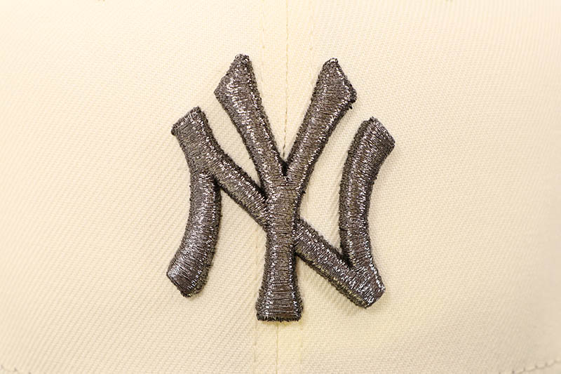 NEW ERA X NIGEL SYLVESTER COMPLEX CON EX NEW YORK YANKEES 59FIFTY FITTED CAP (2000 WORLD SERIES SIDE PATCH/GREY UNDER VISOR/CHROME BLACK)