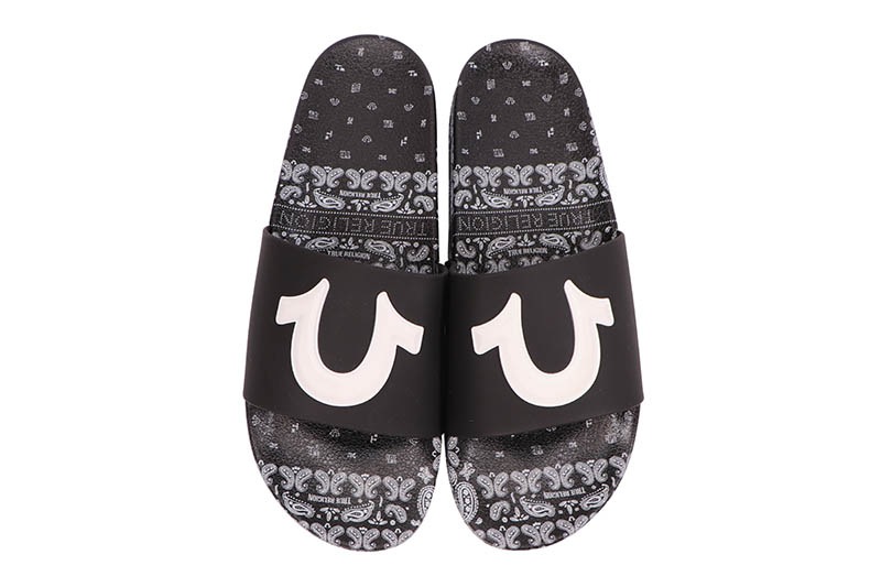 TRUE RELIGION LOGO SLIDE (TR-112P-BL:BLACK PAISLEY)
