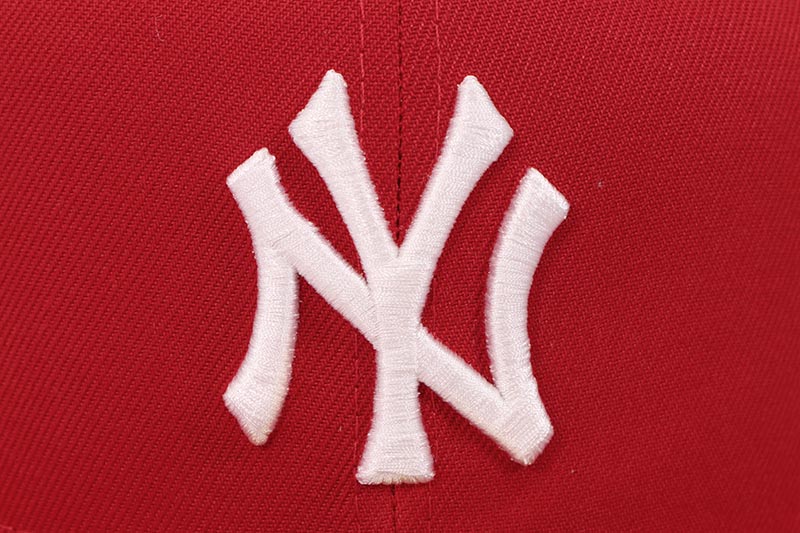 NEW ERA NEW YORK YANKEES 59FIFTY FITTED CAP (1999 WORLD SERIES SIDE PATCH/GREY UNDER VISOR/SCARLET)  14489757