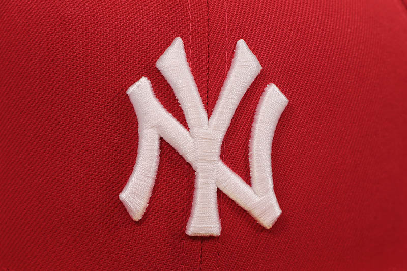 NEW ERA NEW YORK YANKEES 59FIFTY FITTED CAP (2009 WORLD SERIES SIDE PATCH/GREY UNDER VISOR/SCARLET) 70945492