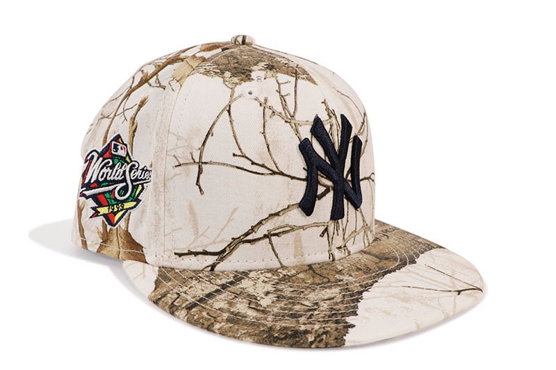 NEW ERA NEW YORK YANKEES 59FIFTY FITTED CAP (1999 WORLD SERIES SIDE PATCH/BLACK UNDER VISOR/REALTREE SNOW CAMO)