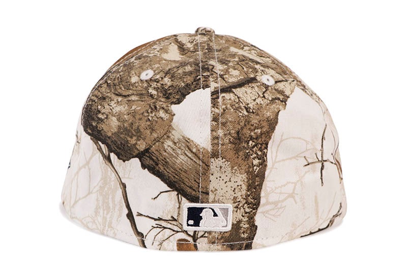 NEW ERA NEW YORK YANKEES 59FIFTY FITTED CAP (1999 WORLD SERIES SIDE PATCH/BLACK UNDER VISOR/REALTREE SNOW CAMO)