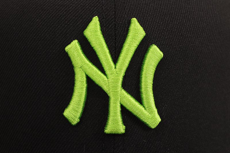 NEW ERA NEW YORK YANKEES 9FIFTY SNAPBACK CAP (2000 WORLD SERIES SIDE PATCH/GREY UNDER VISOR/BLACK)