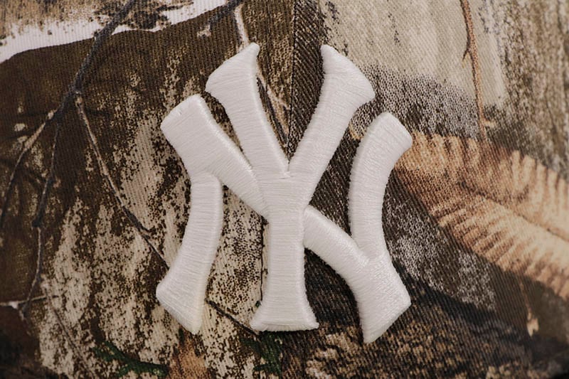NEW ERA NEW YORK YANKEES 59FIFTY FITTED CAP (75TH WORLD SERIES SIDE PATCH/GREY UNDER VISOR/REALTREE BLACK) 70853581