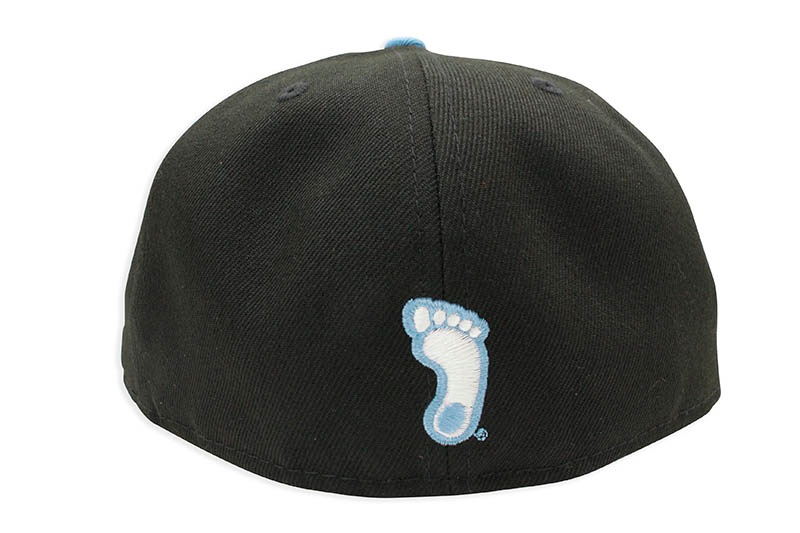 NEW ERA UNIVERSITY OF NORTH CAROLINA 59FIFTY FITTED CAP (GREY UNDER VISOR/BLACK×SKY BLUE)
