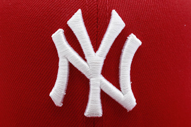 NEW ERA NEW YORK YANKEES 59FIFTY FITTED CAP (1999 WORLD SERIES CUSTOM SIDE PATCH/PINK UNDER VISOR/SCARLET)