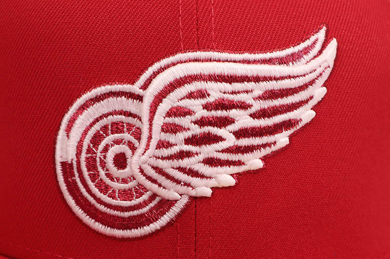 NEW ERA DETROIT RED WINGS 59FIFTY FITTED CAP (50TH ANNIVERSARY SIDE PATCH/GREEN UNDER VISOR/SCARLET) 70971072