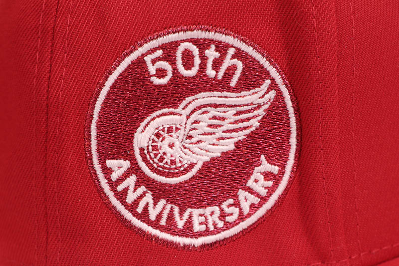 NEW ERA DETROIT RED WINGS 59FIFTY FITTED CAP (50TH ANNIVERSARY SIDE PATCH/GREEN UNDER VISOR/SCARLET) 70971072