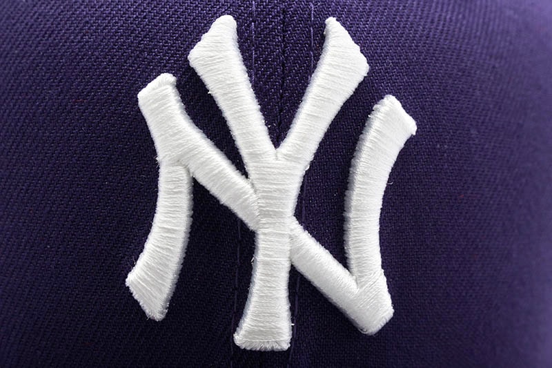 NEW ERA NEW YORK YANKEES 59FIFTY FITTED CAP (1999 WORLD SERIES CUSTOM SIDE PATCH/PINK UNDER VISOR/PURPLE)