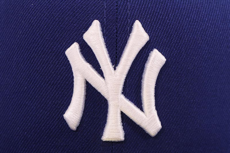 NEW ERA NEW YORK YANKEES 59FIFTY FITTED CAP (2000 WORLD SERIES SIDE PATCH/GREY UNDER VISOR/DARK ROYAL) 14490418