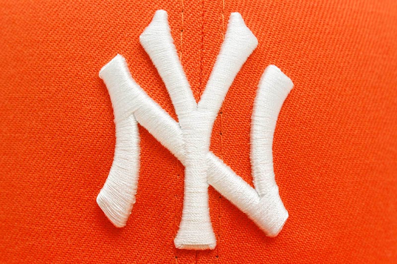NEW ERA NEW YORK YANKEES 59FIFTY FITTED CAP (1999 WORLD SERIES SIDE PATCH/PINK UNDER VISOR/ORANGE)