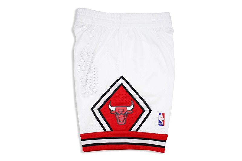 MITCHELL & NESS SWINGMAN SHORTS (CHICAGO BULLS/HOME/1997-98) SMSHCP18151