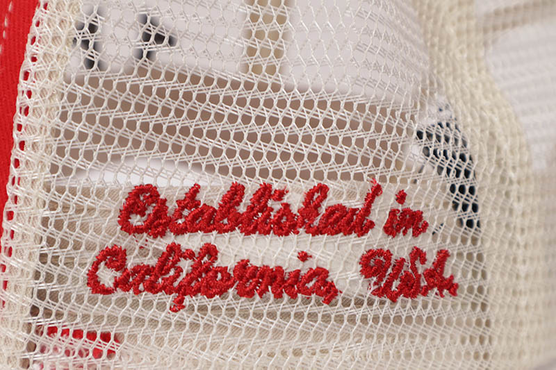 TRUE RELIGION VARSITY TRUCKER HAT (TR4189:BORDEAUX/DAKOTA)